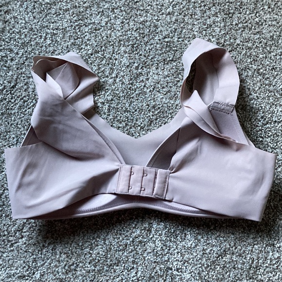 SOLD Hanes Seamless Bra - Picture 2 of 3